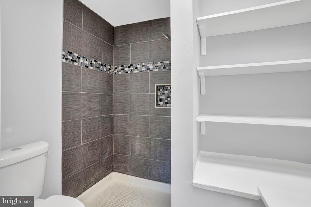 8127 PINELAKE COURT