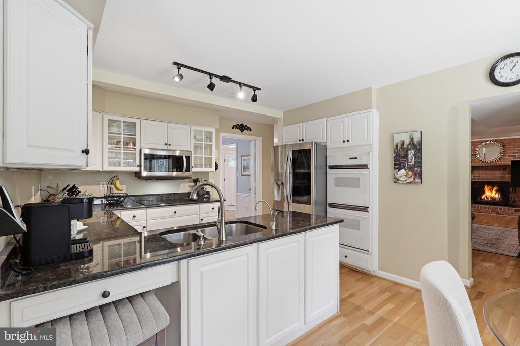 13607 WHITE BARN LANE