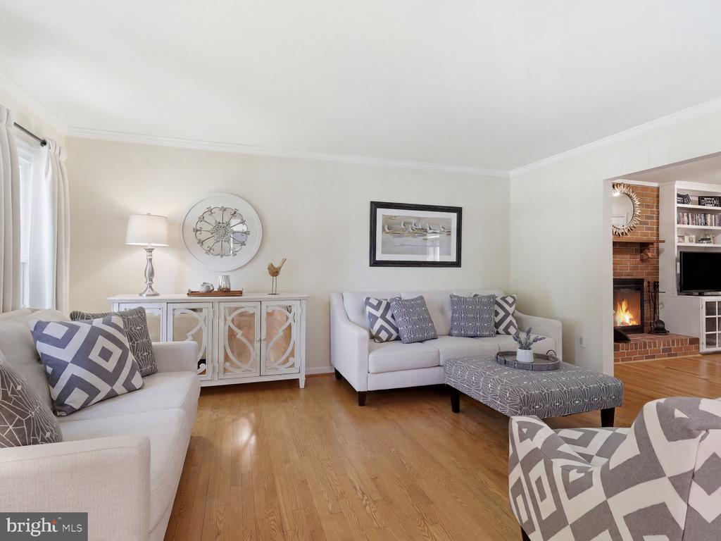 13607 WHITE BARN LANE