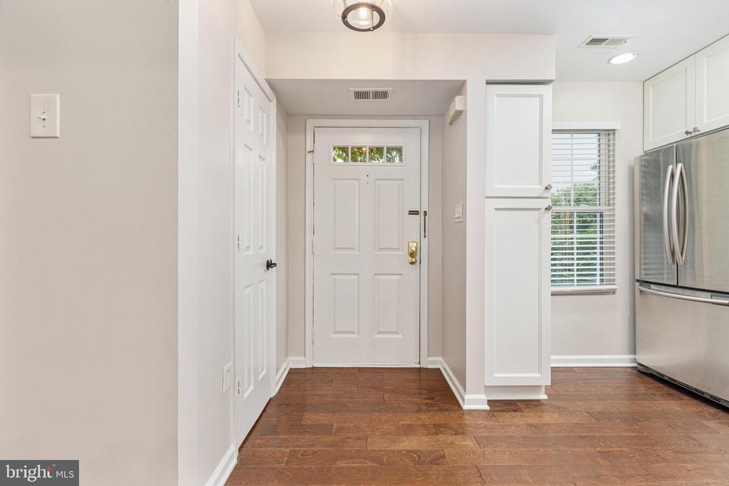 3301 LAKESIDE VIEW DRIVE Unit: 2-1