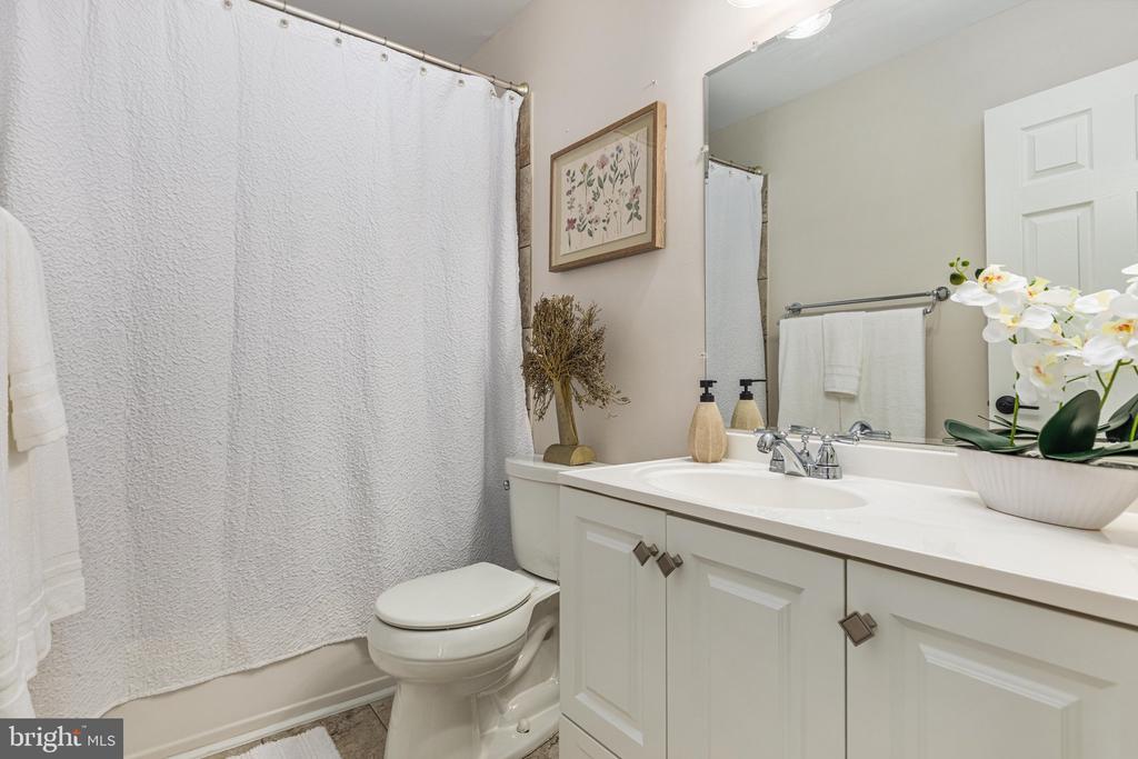 3301 LAKESIDE VIEW DRIVE Unit: 2-1