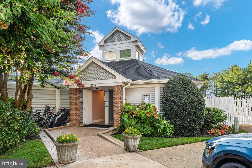 3301 LAKESIDE VIEW DRIVE Unit: 2-1