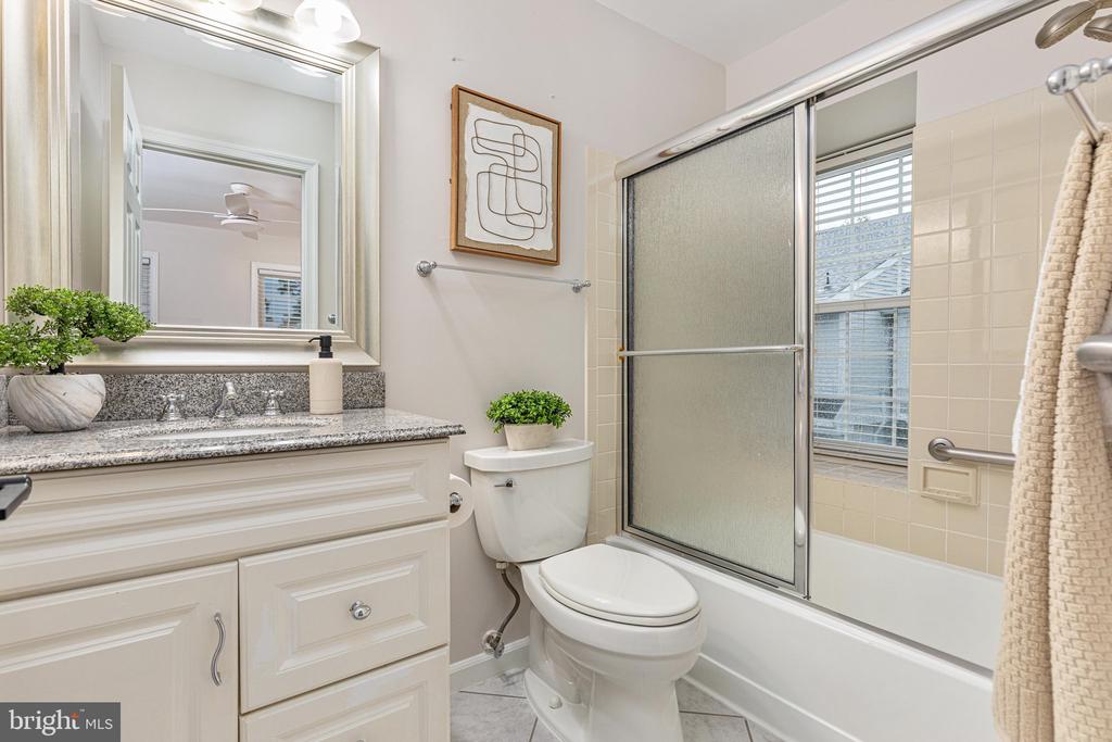 3301 LAKESIDE VIEW DRIVE Unit: 2-1