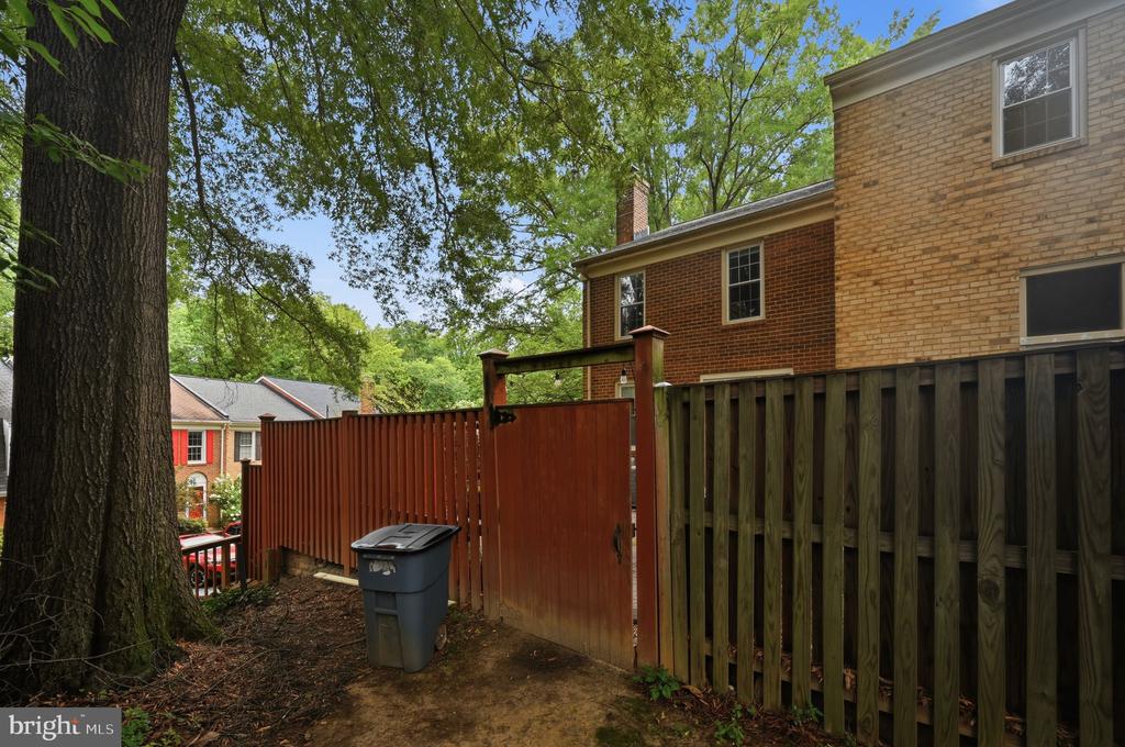 2324 HARLEYFORD COURT