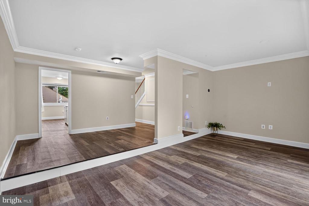 858 DOGWOOD COURT