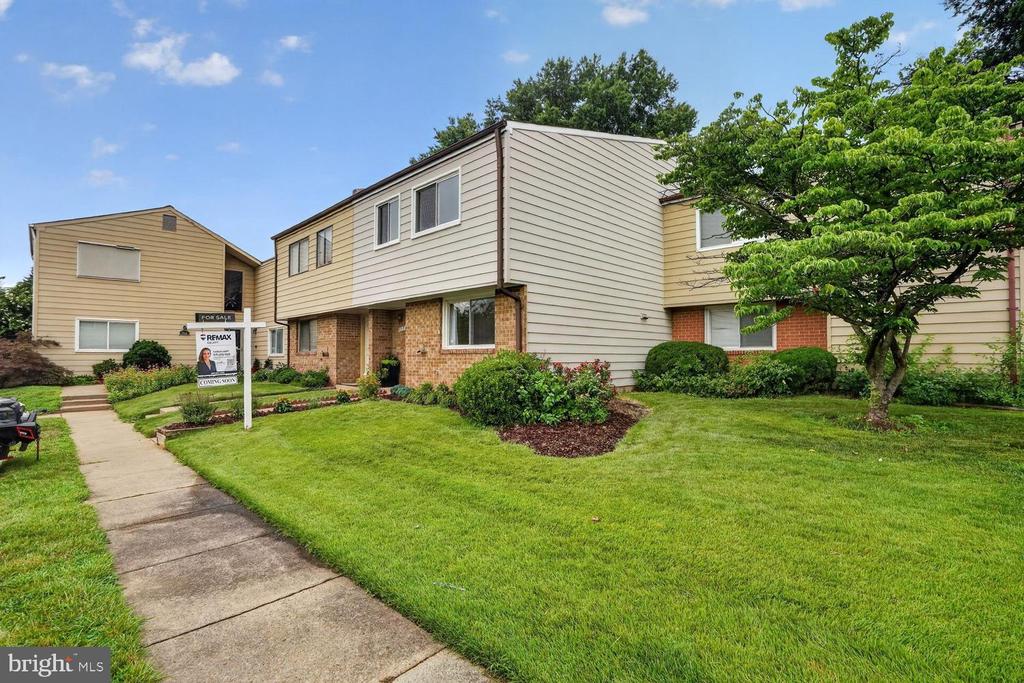 858 DOGWOOD COURT