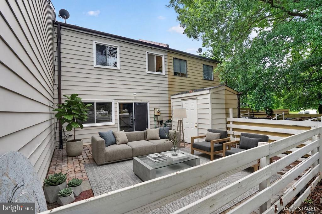 858 DOGWOOD COURT