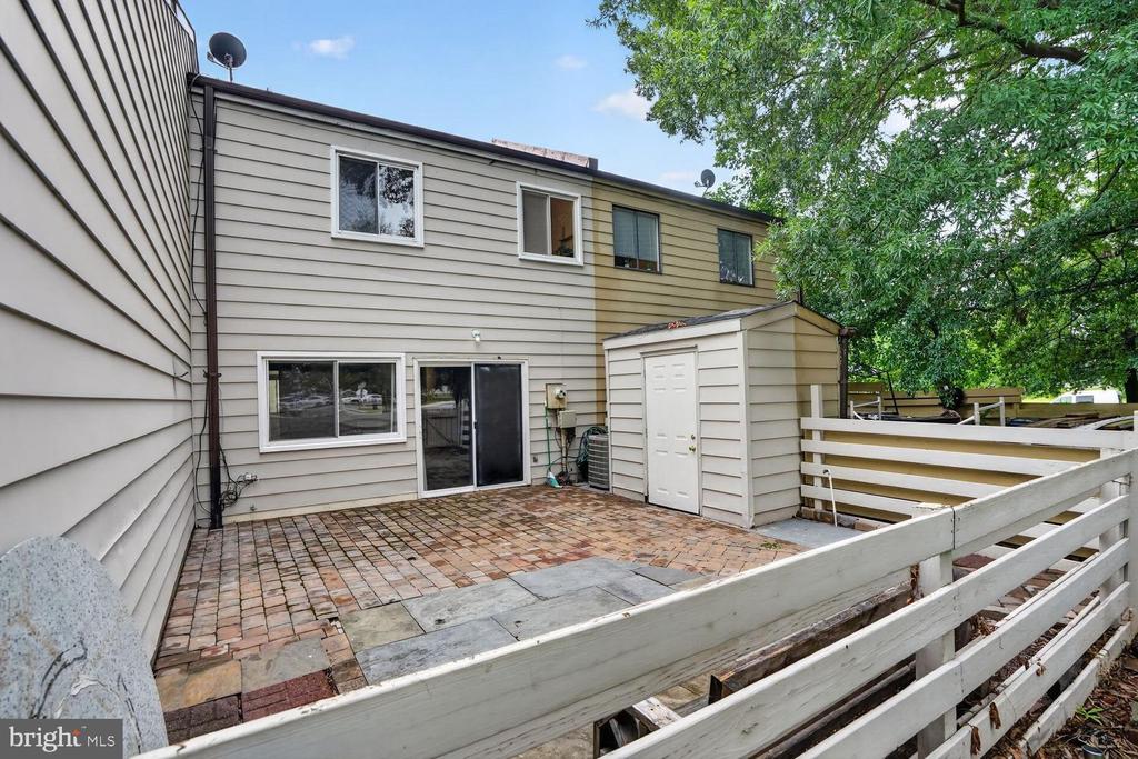 858 DOGWOOD COURT