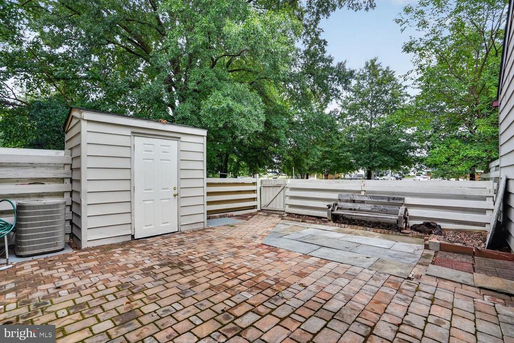 858 DOGWOOD COURT