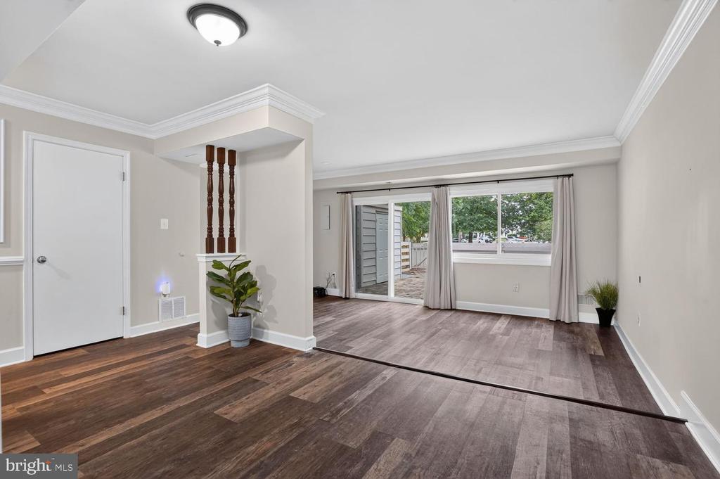 858 DOGWOOD COURT