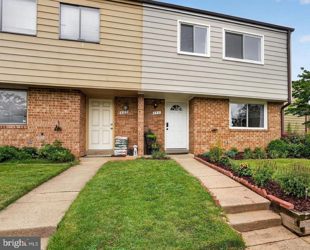 858 DOGWOOD COURT