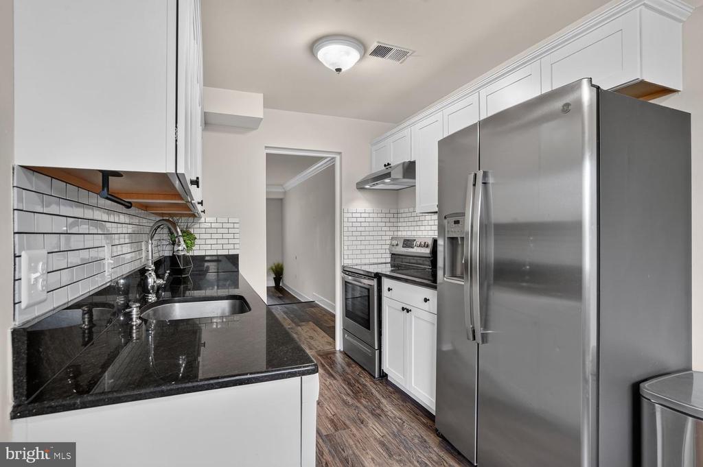 858 DOGWOOD COURT