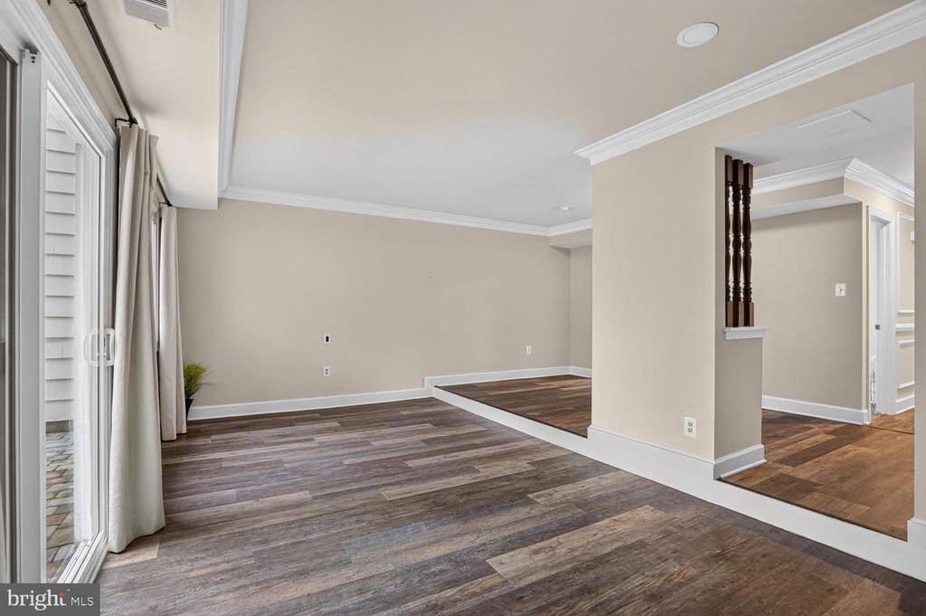 858 DOGWOOD COURT