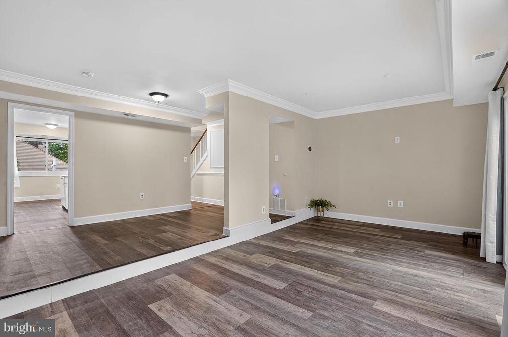 858 DOGWOOD COURT