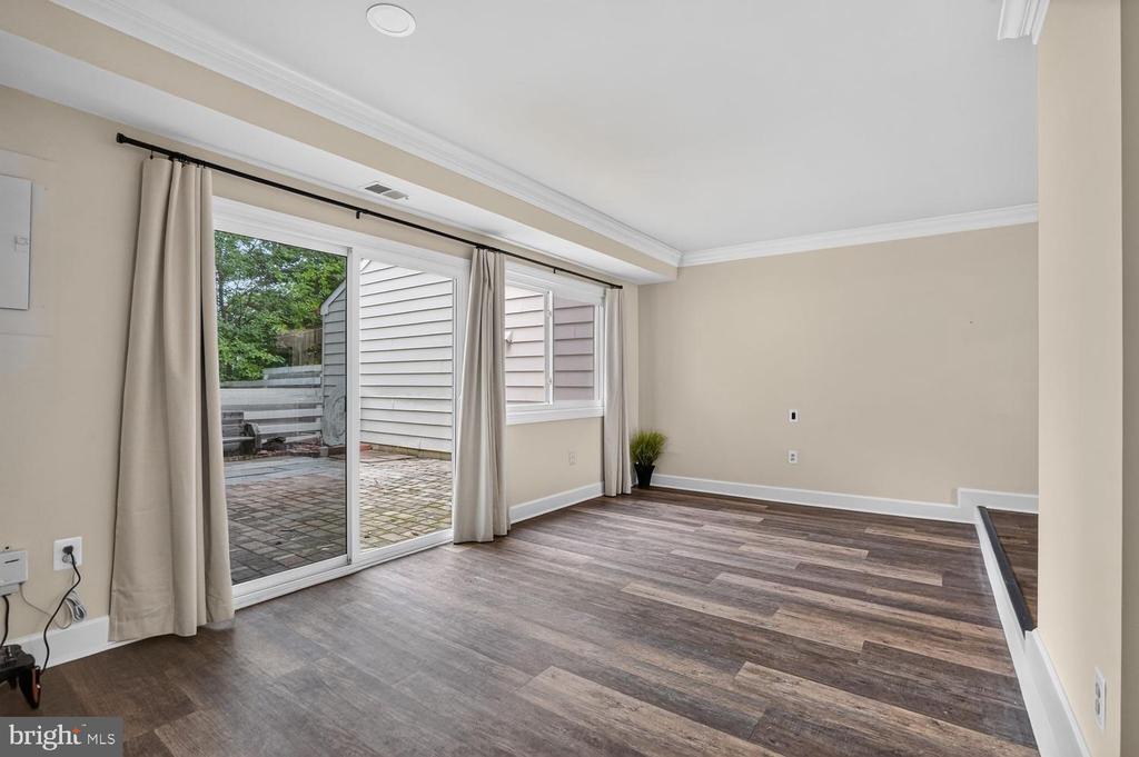 858 DOGWOOD COURT