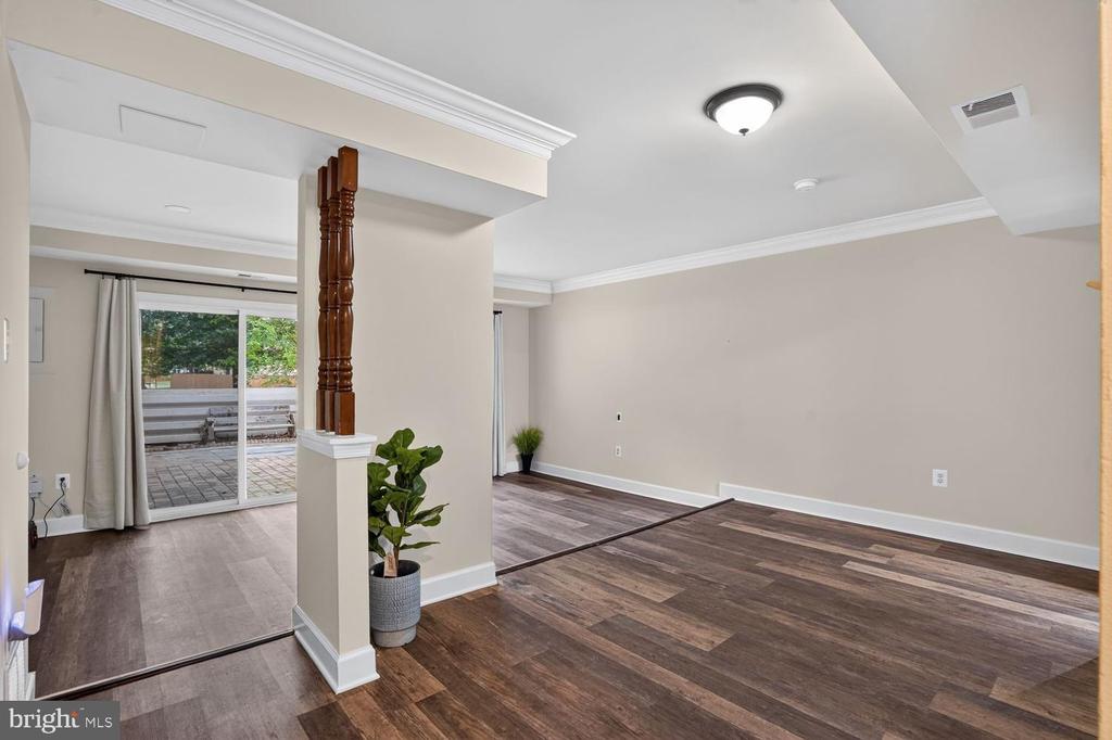 858 DOGWOOD COURT