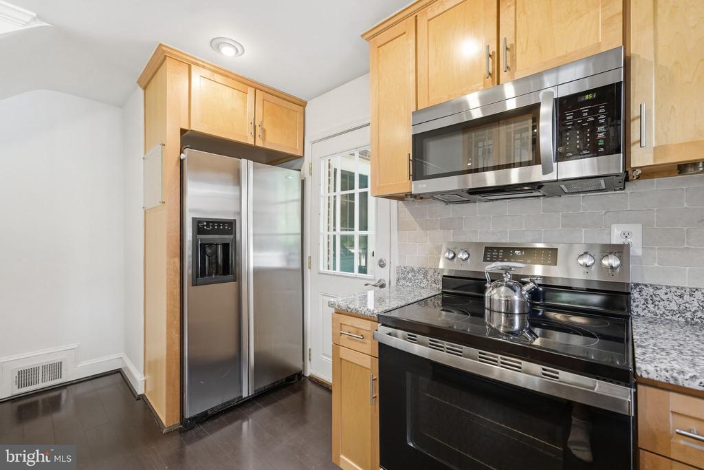 6107 BROOK DRIVE