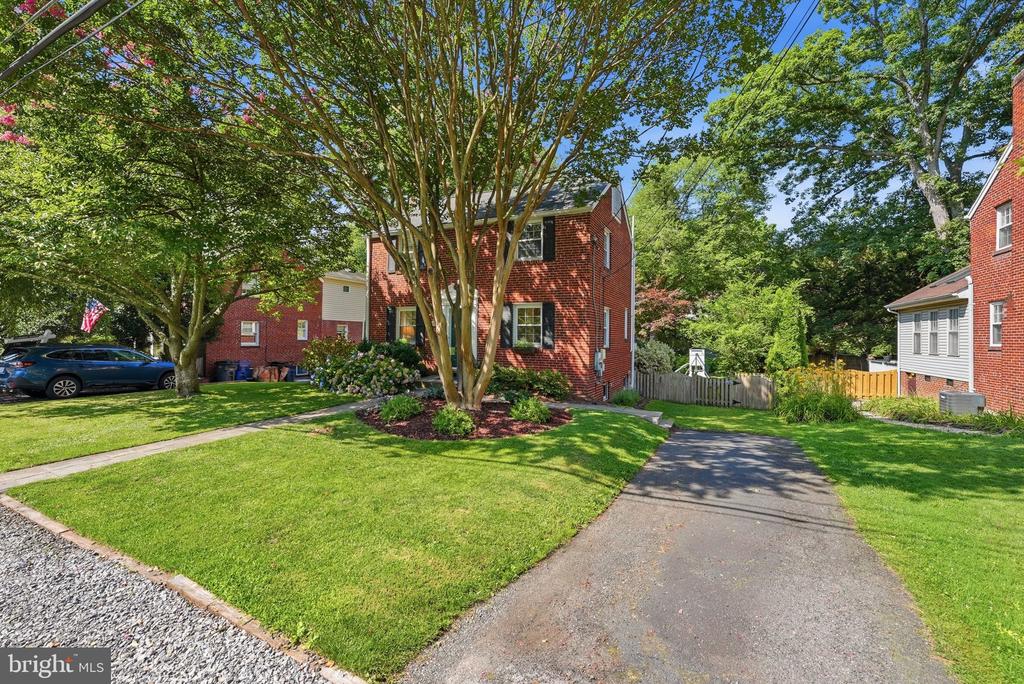 6107 BROOK DRIVE