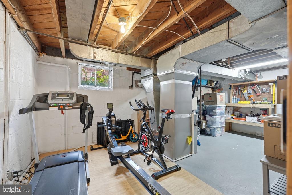 6107 BROOK DRIVE