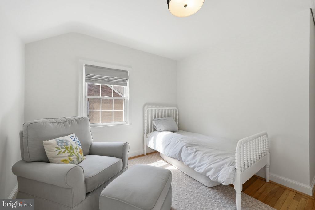 6107 BROOK DRIVE