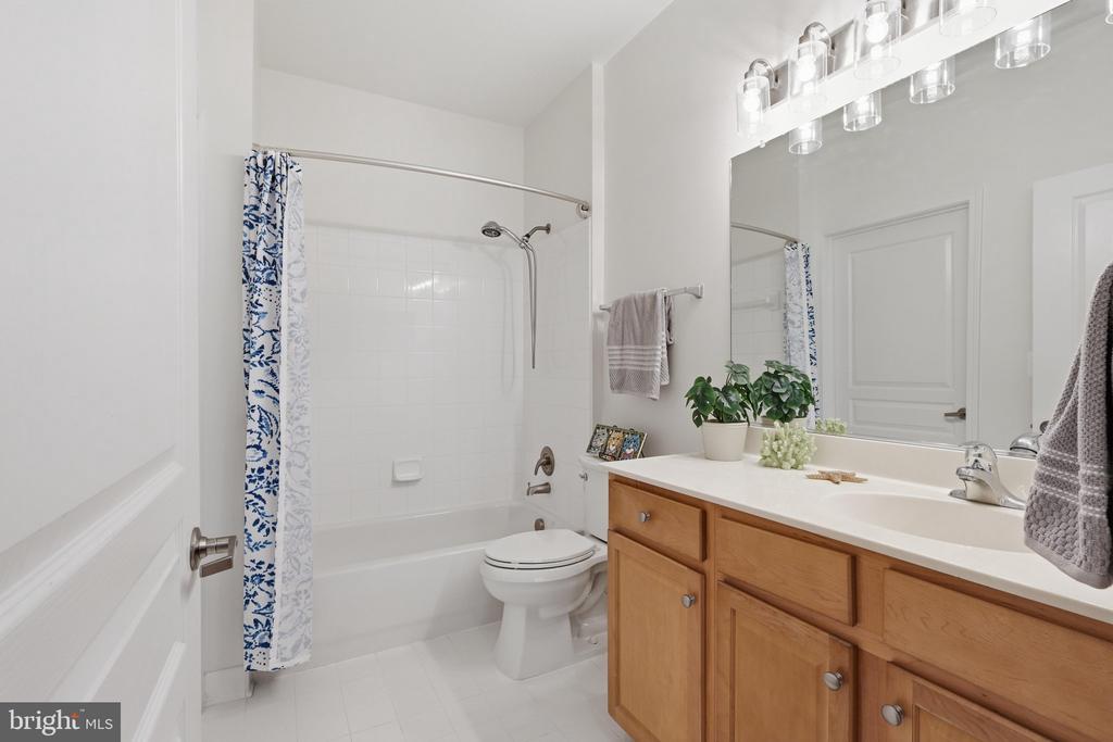 12001 MARKET Unit: 179