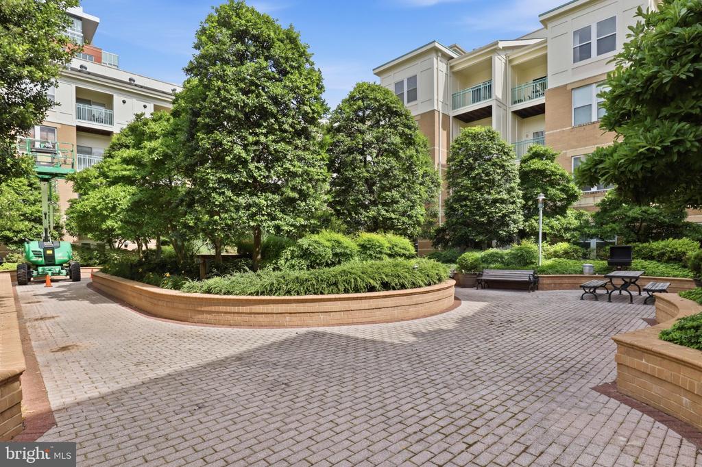 12001 MARKET Unit: 179