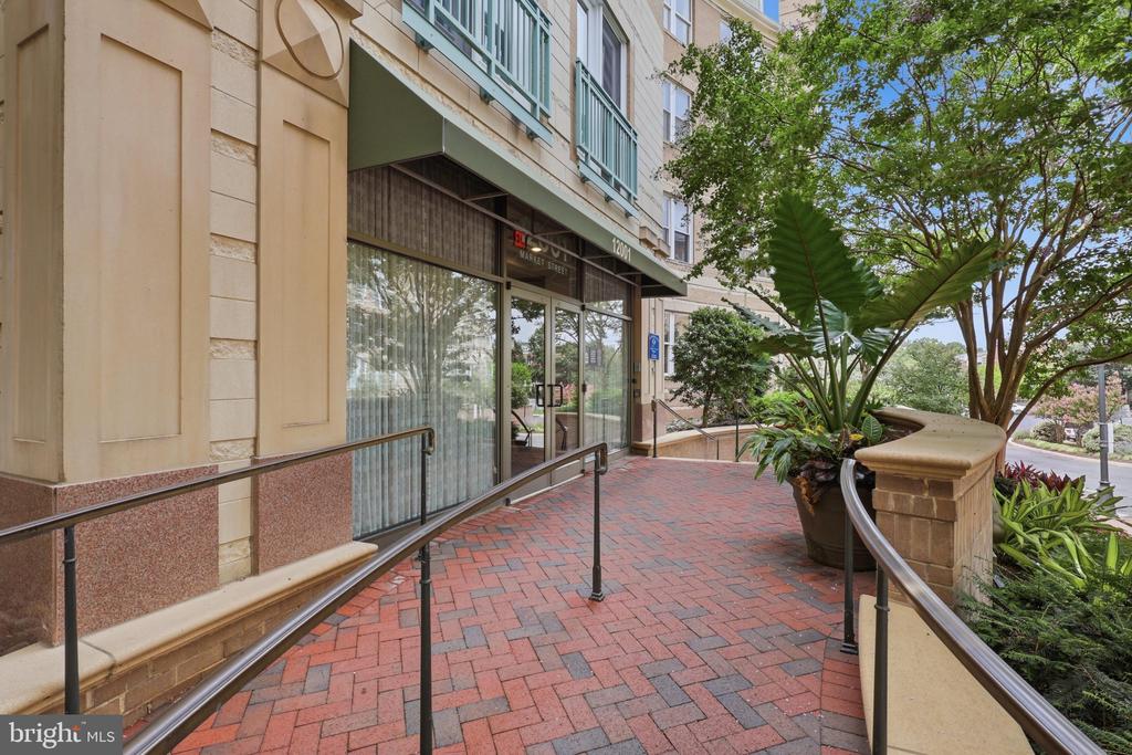 12001 MARKET Unit: 179