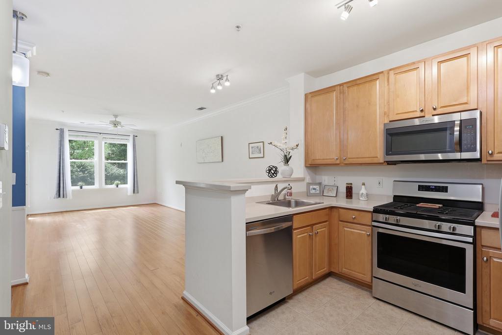 12001 MARKET Unit: 179