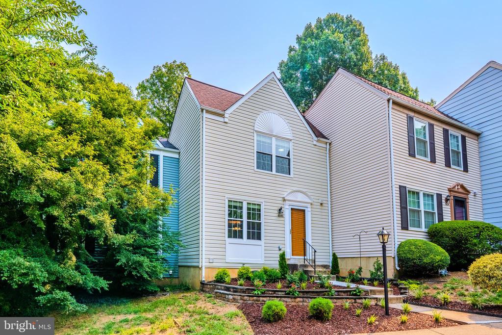 6636 ROCKLEIGH WAY