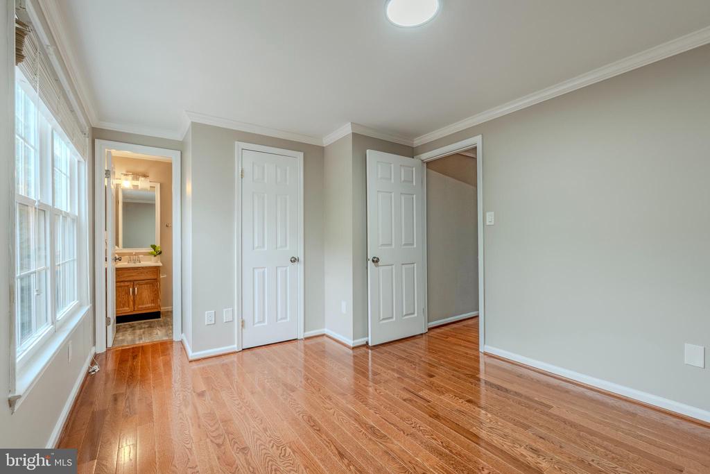 6636 ROCKLEIGH WAY