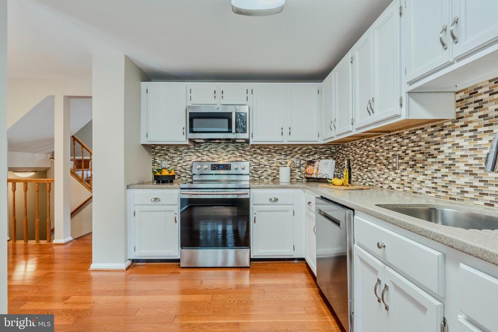 6636 ROCKLEIGH WAY