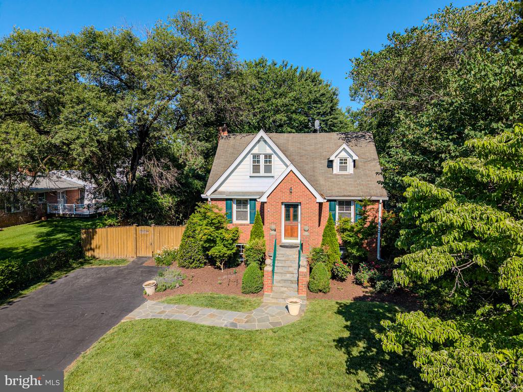 903 CRESTVIEW DRIVE