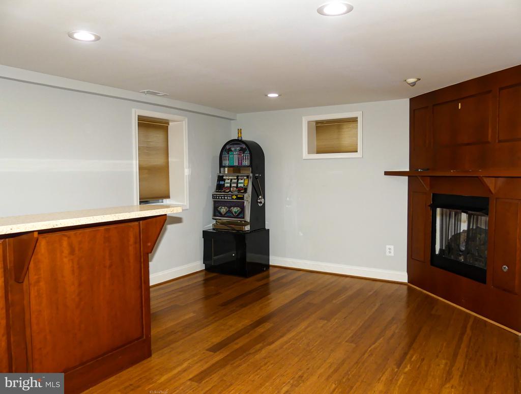 903 CRESTVIEW DRIVE