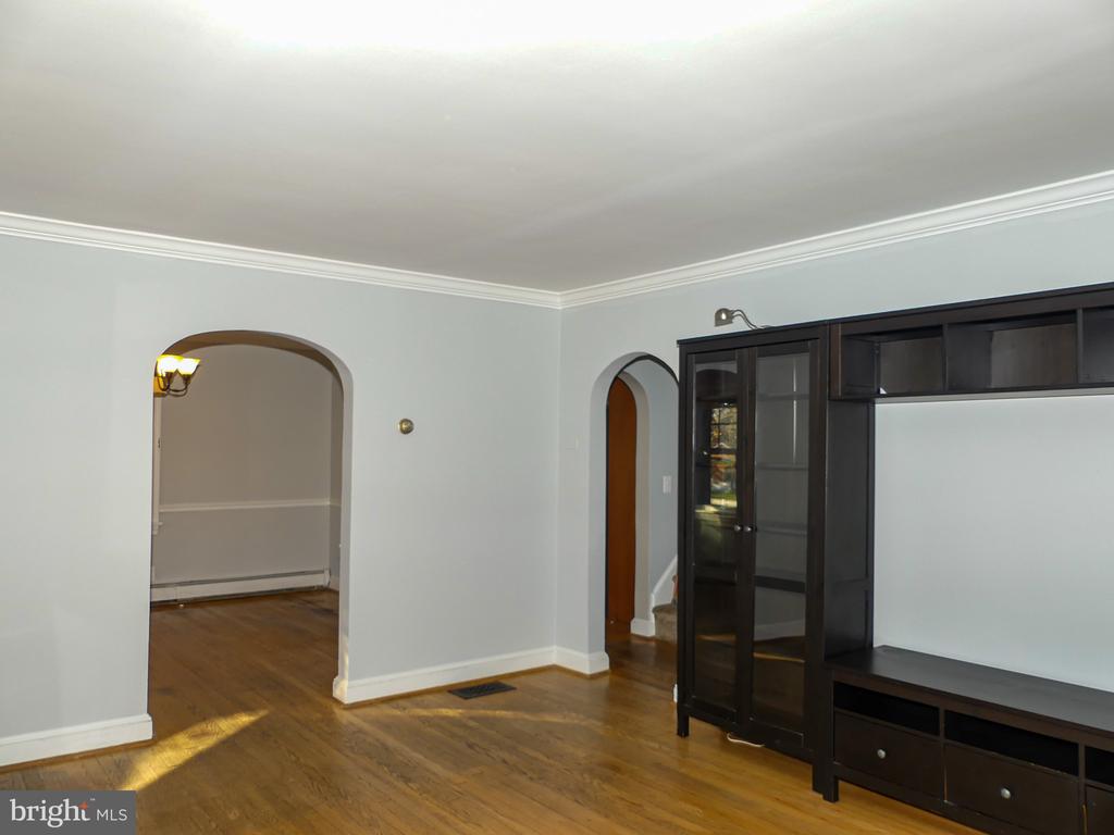 903 CRESTVIEW DRIVE