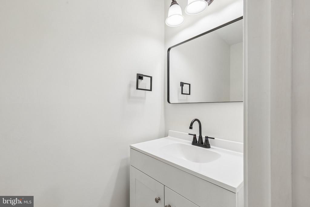 7403 HOUNDSBURY COURT