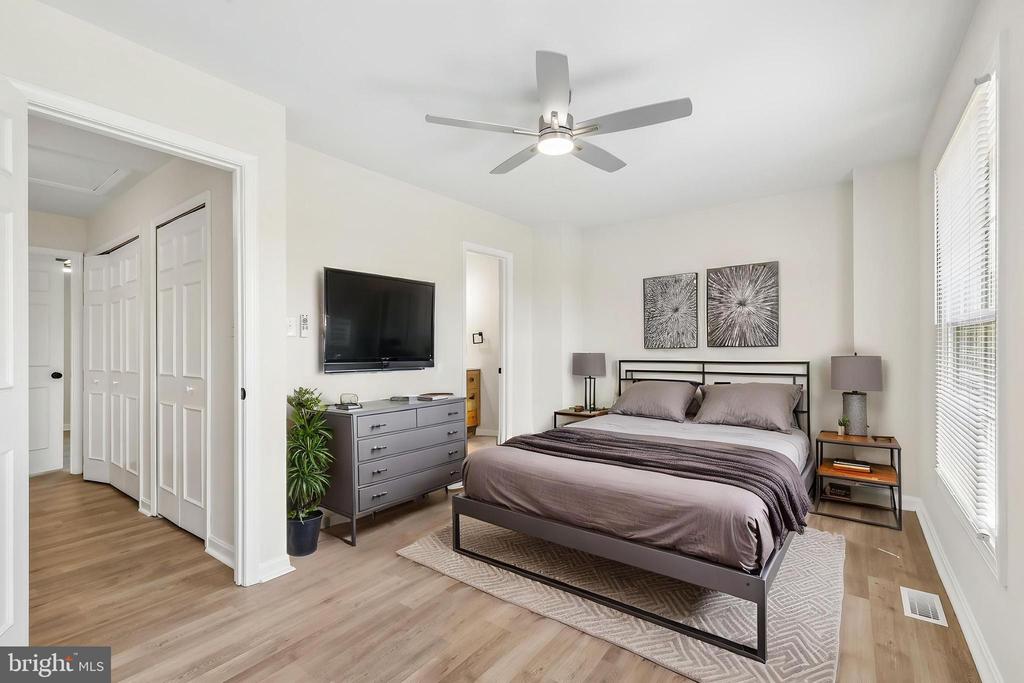 7403 HOUNDSBURY COURT