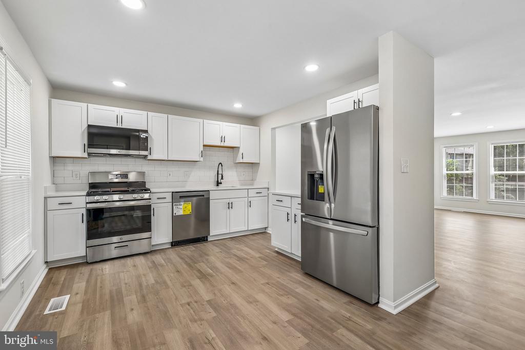 7403 HOUNDSBURY COURT