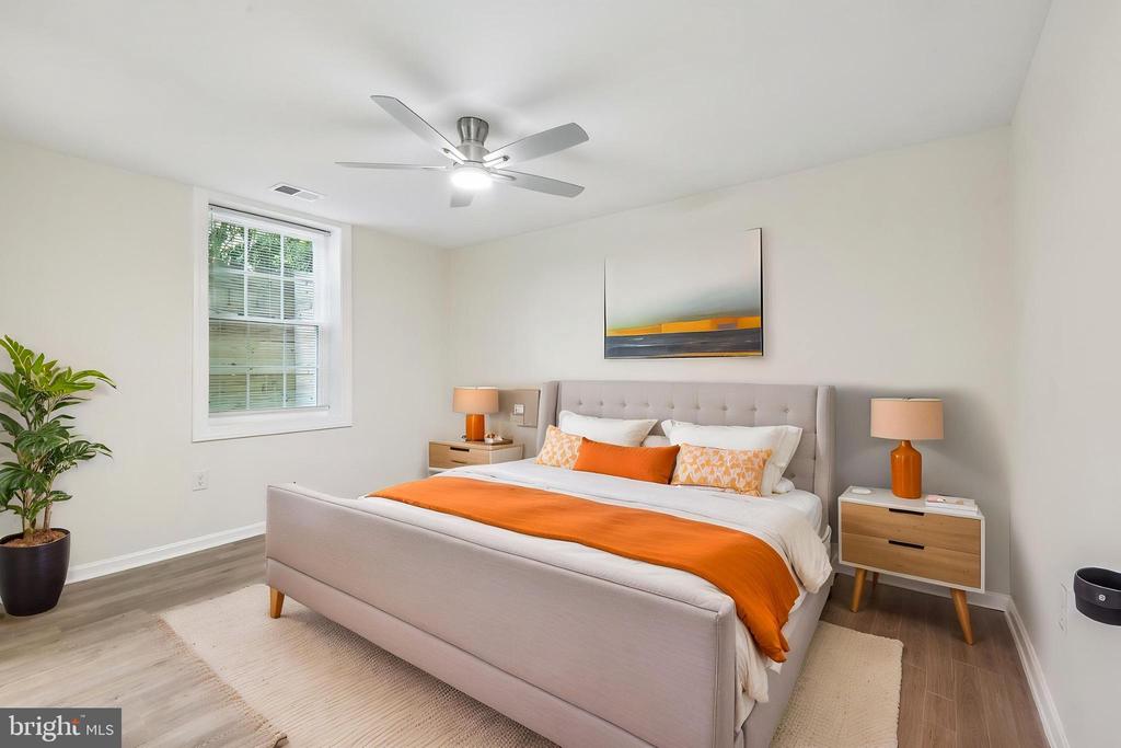 7403 HOUNDSBURY COURT
