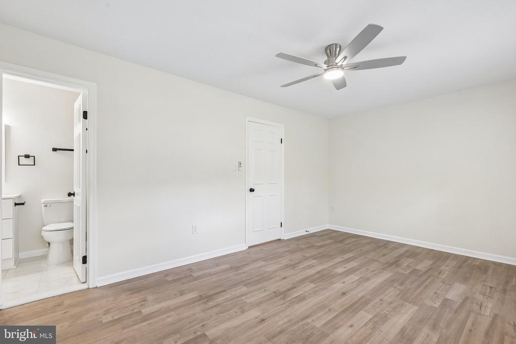 7403 HOUNDSBURY COURT