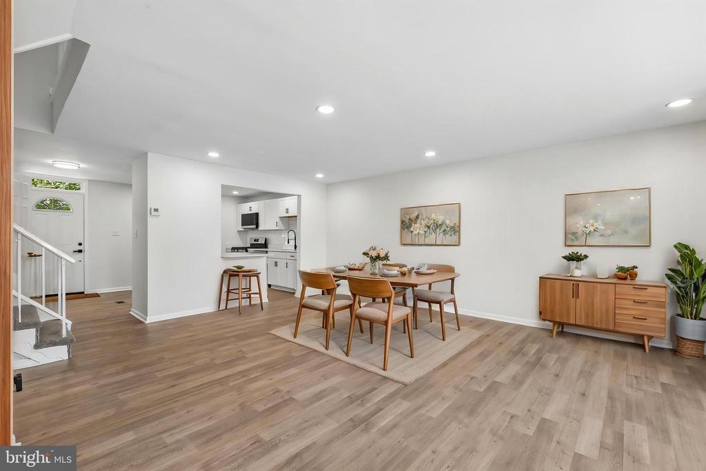 7403 HOUNDSBURY COURT
