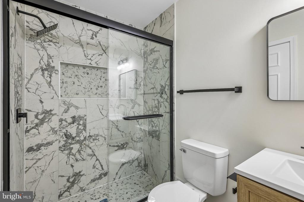 7403 HOUNDSBURY COURT