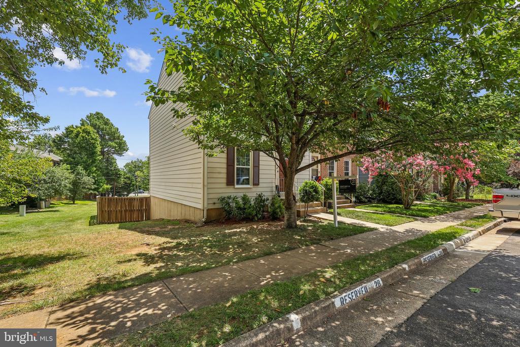 7403 HOUNDSBURY COURT
