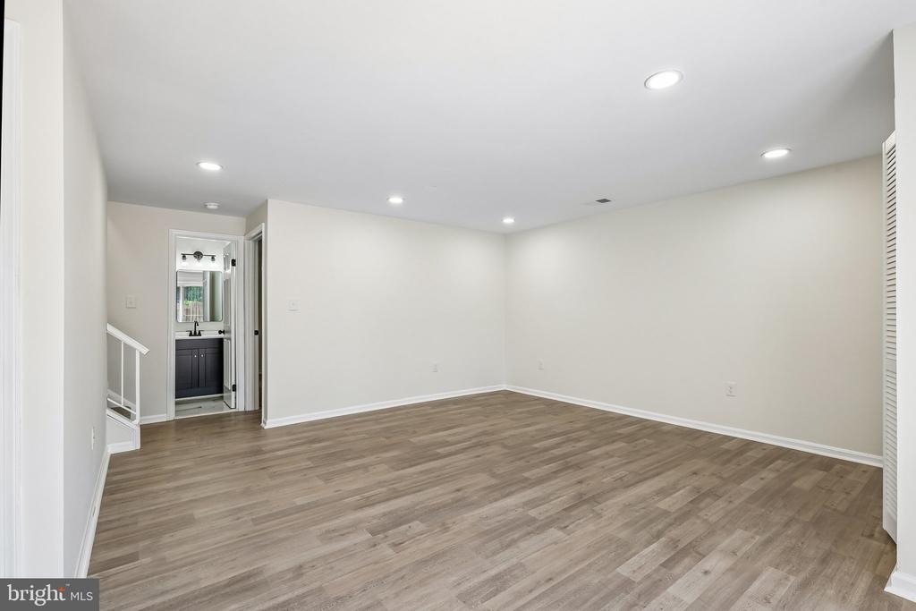 7403 HOUNDSBURY COURT