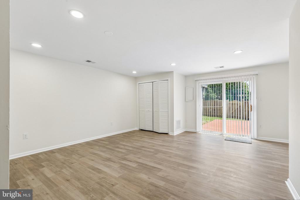 7403 HOUNDSBURY COURT