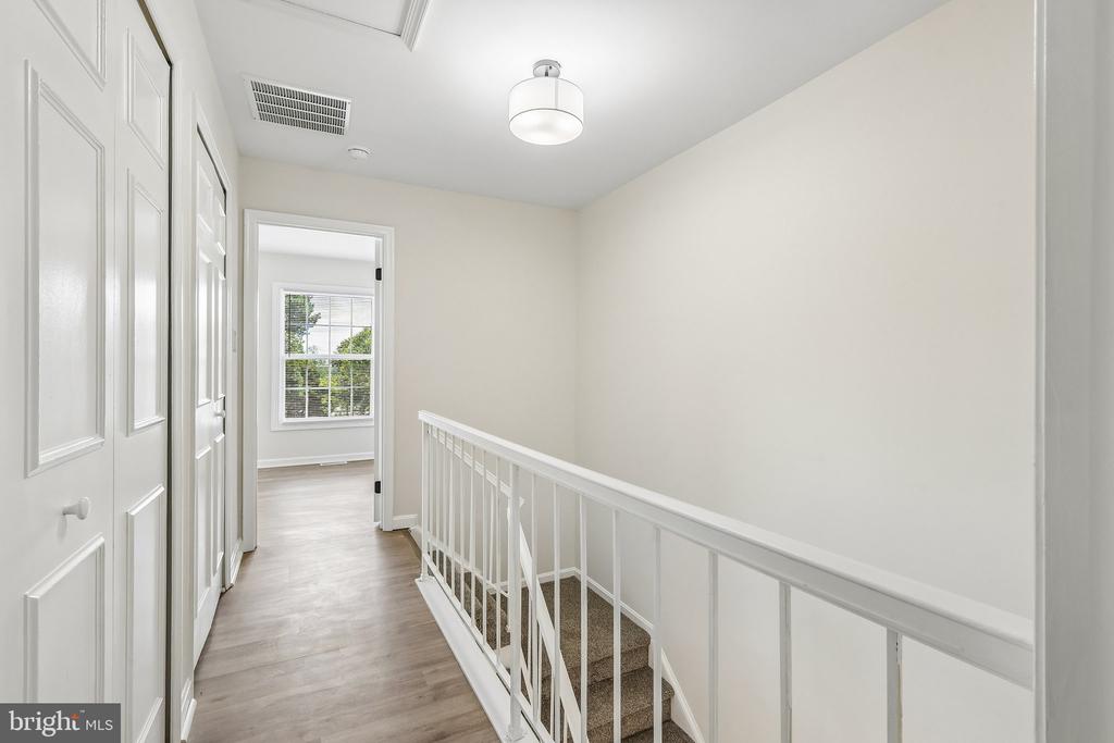 7403 HOUNDSBURY COURT
