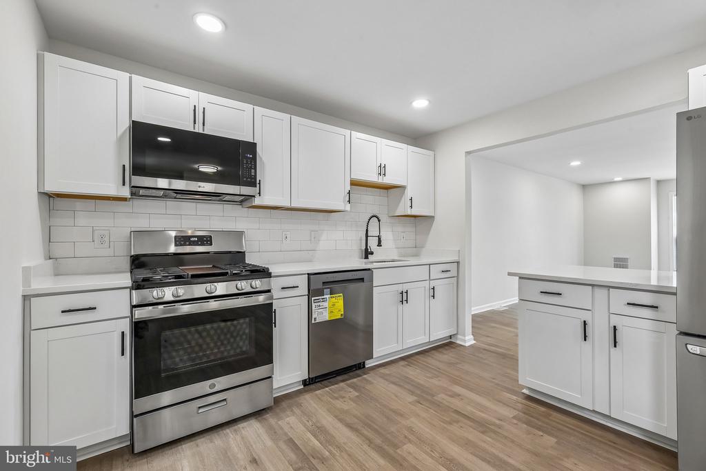 7403 HOUNDSBURY COURT