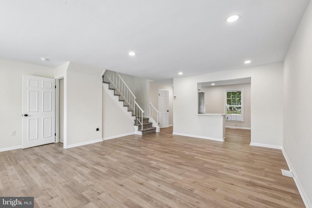 7403 HOUNDSBURY COURT