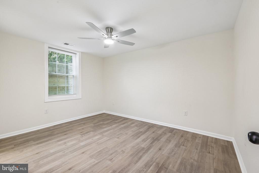 7403 HOUNDSBURY COURT