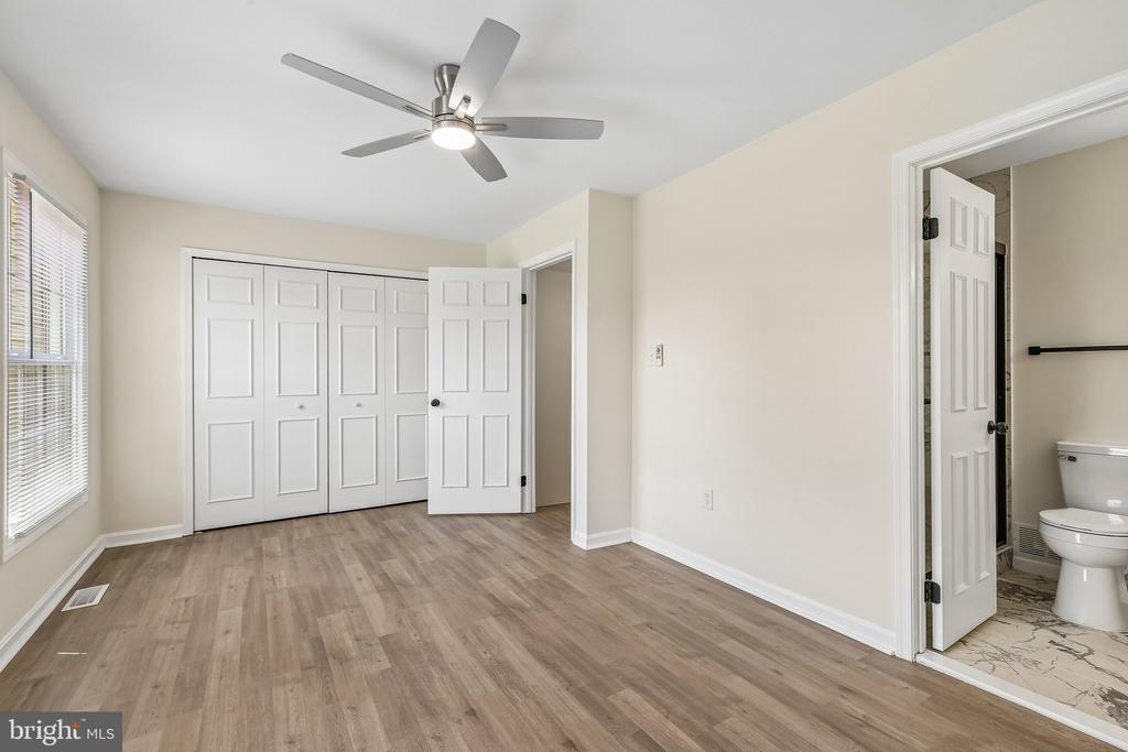 7403 HOUNDSBURY COURT