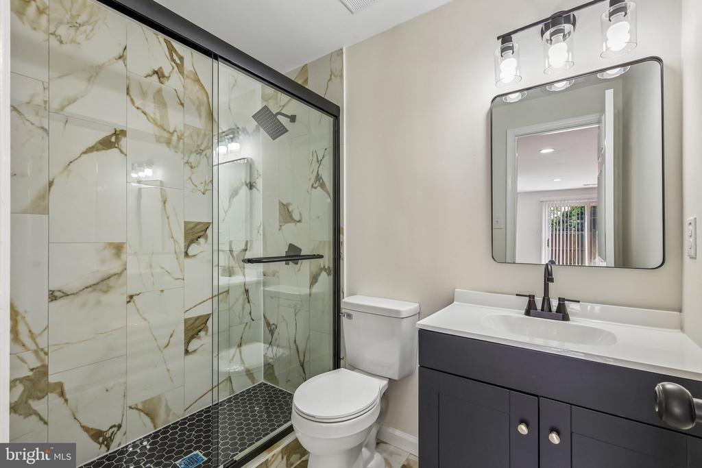 7403 HOUNDSBURY COURT